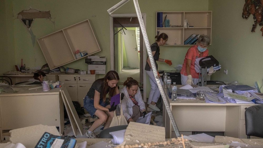 Equipe médica remove os escombros dentro de um prédio fortemente danificado do Hospital Infantil Ohmatdyt após um ataque com mísseis russos na capital ucraniana, Kiev, em 8 de julho de 2024, em meio à invasão russa na Ucrânia. (Foto de Roman PILIPEY/AFP)