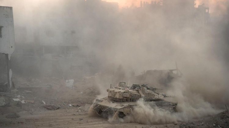 Tanque de batalha do exército israelense em movimento durante operações na Faixa de Gaza.