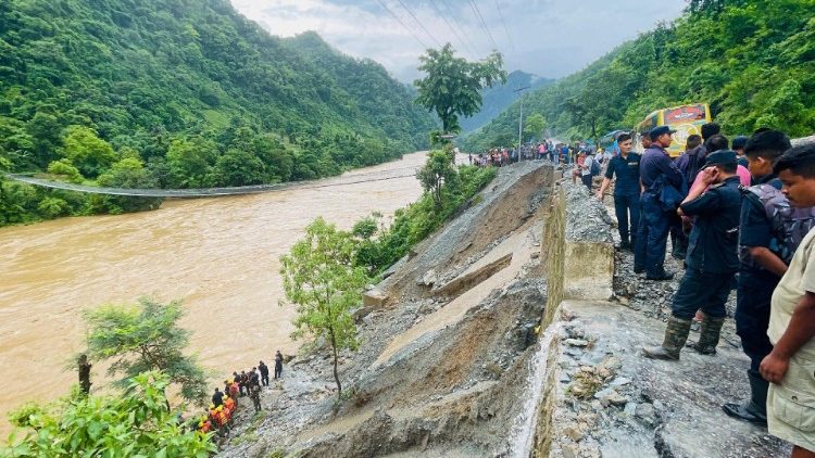 Papa leo aonesha ukaribu wake kwa watu wa Pakistan, India na Nepali kutokana na mafuriki yaliyowakumba.