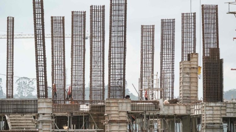 Esta foto tirada em 11 de julho de 2024 mostra a construção da futura Capital City de Nusantara em Penajam Paser Utara, Kalimantan Oriental. A nova cidade está programada para começar a operar como o novo centro político do país em 17 de agosto, dia da independência da Indonésia. (Foto de Yasuyoshi CHIBA / AFP)