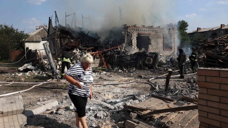 As equipes de resgate apagaram um incêndio em uma casa particular destruída durante um ataque com mísseis na cidade de Kostyatynivka, região de Donetsk, em 21 de julho de 2024, em meio à invasão russa na Ucrânia. (Foto de Anatolii STEPANOV/AFP)