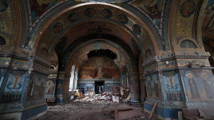 Esta fotografia mostra a Igreja da Natividade da Bem-Aventurada Virgem Maria destruída por ataque aéreo na vila de Novoekonomichne, região de Donetsk, em 30 de julho de 2024, em meio à invasão russa na Ucrânia. (Foto de Anatolii STEPANOV / AFP)