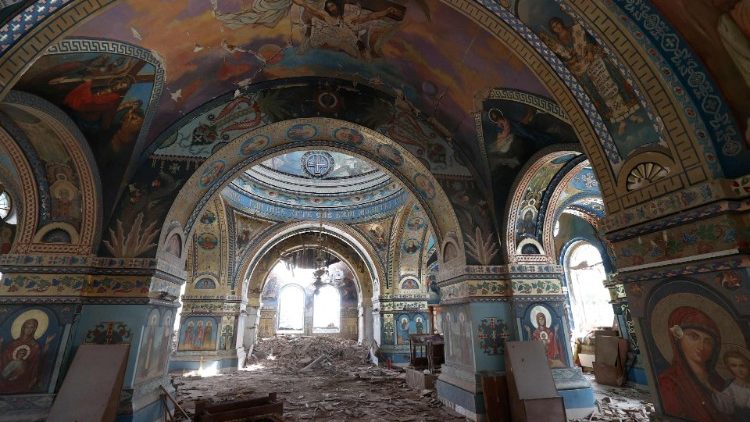 Esta fotografia mostra a Igreja da Natividade da Bem-Aventurada Virgem Maria destruída por ataque aéreo na vila de Novoekonomichne, região de Donetsk, em 30 de julho de 2024, em meio à invasão russa na Ucrânia. (Foto de Anatolii STEPANOV / AFP)