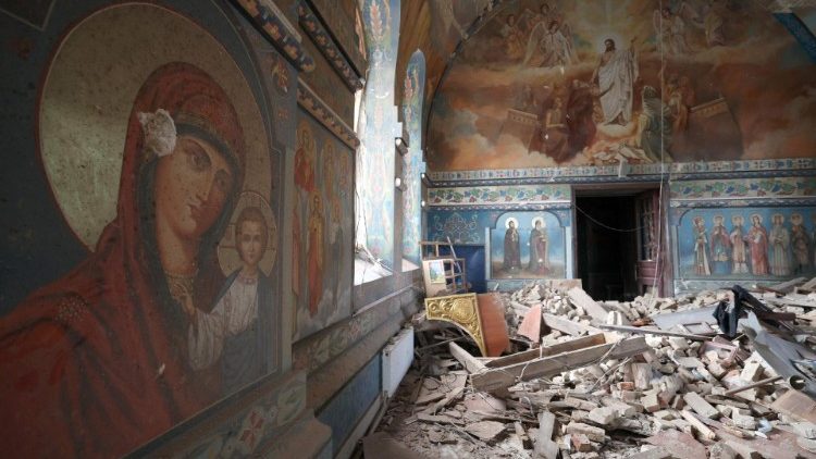 Esta fotografia mostra a Igreja da Natividade da Bem-Aventurada Virgem Maria destruída por ataque aéreo na vila de Novoekonomichne, região de Donetsk, em 30 de julho de 2024, em meio à invasão russa na Ucrânia. (Foto de Anatolii STEPANOV / AFP)