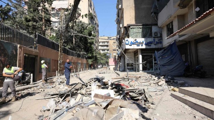 Le macerie del palazzo colpito durante il raid di Israele nella periferia sud di Beirut