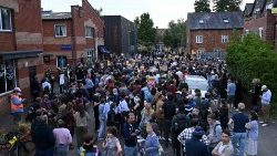 Protesta antiinmigración convocada por activistas de extrema derecha, frente a las oficinas del servicio de apoyo a la inmigración Asylum Welcome en Oxford, oeste de Inglaterra, el 7 de agosto de 2024. (AFP or licensors)