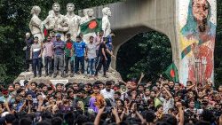 Estudantes durantes os protestos que levaram à deposição da primeira-ministra Sheikh Hasina.