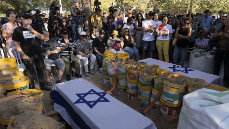 Funerale di un ostaggio preso da Hamas deceduto in prigionia