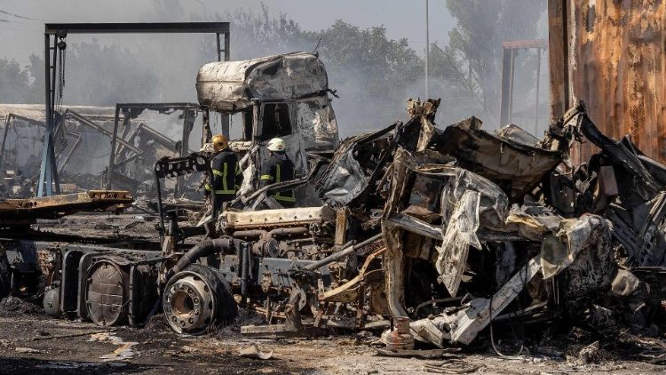 Bombeiros ucranianos apagam um incêndio em um local após um ataque aéreo, na região de Odessa, em 26 de agosto de 2024, em meio à invasão russa na Ucrânia.