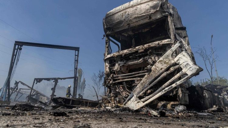 Bombeiros ucranianos apagam um incêndio em um local após um ataque aéreo, na região de Odessa, em 26 de agosto de 2024. (Photo by Oleksandr GIMANOV / AFP)