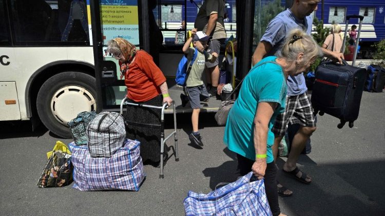 Pessoas chegam para embarcar em um trem de evacuação em um local não revelado na região de Donetsk em 26 de agosto de 2024, em meio à invasão russa da Ucrânia. (Foto de Genya SAVILOV / AFP)