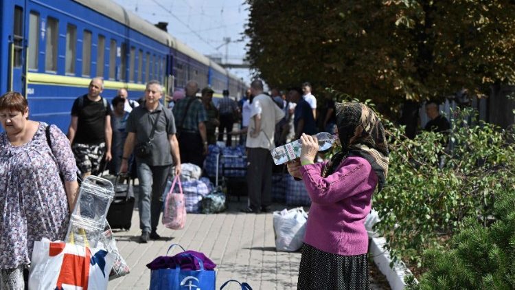 Evacuados esperam para embarcar em um trem de evacuação em um local não revelado na região de Donetsk em 26 de agosto de 2024, em meio à invasão russa da Ucrânia. (Foto de Genya SAVILOV / AFP)