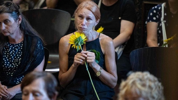 Ucraniana durante uma cerimônia em homenagem aos militares ucranianos mortos na Igreja da Guarnição de São Pedro e São Paulo, em Lviv, em 29 de agosto de 2024, no Dia da Memória dos Defensores da Ucrânia. (Foto de Ivan STANISLAVSKY / AFP)