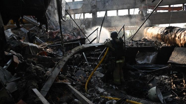 Equipes de resgate apagam incêndio no destruído Palácio de Esportes após ataques de mísseis em Kharkiv em 1º de setembro de 2024. (Photo by SERGEY BOBOK / AFP)