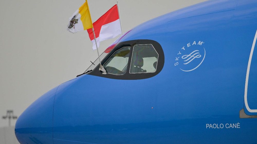 Сустрэча Францішка ў аэрапорце Джакарты