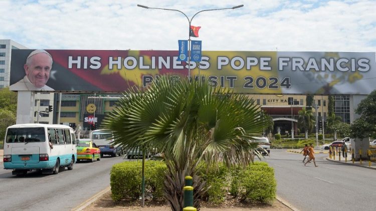 पोर्ट मोरेस्बी में  पापा के स्वागत  हेतु बैनर