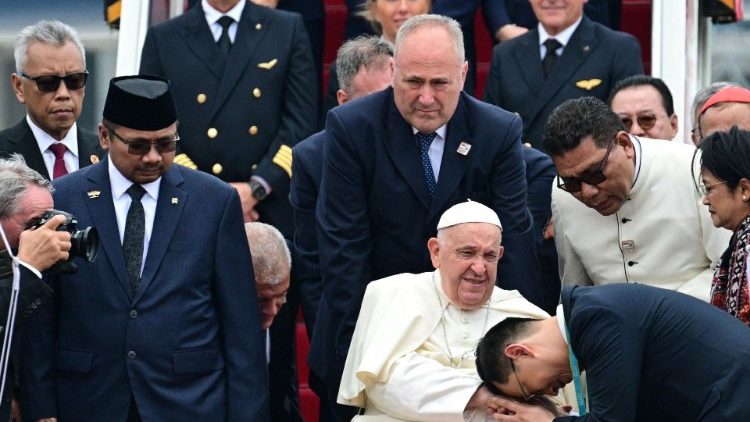 Папата на летището в Джакарта