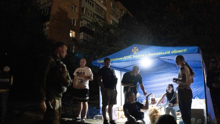 Trabalhadores médicos e psicólogos prestam assistência e apoio a moradores locais e vítimas no bairro onde uma estrutura educacional militar foi atingida por mísseis russos em Poltava, leste da Ucrânia, em 3 de setembro de 2024, em meio à invasão russa da Ucrânia. (Photo by Patryk Jaraccz / AFP)