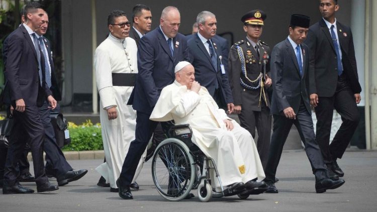 Францішак падчас наведвання Прэзідэнцкага палаца ў Джакарце