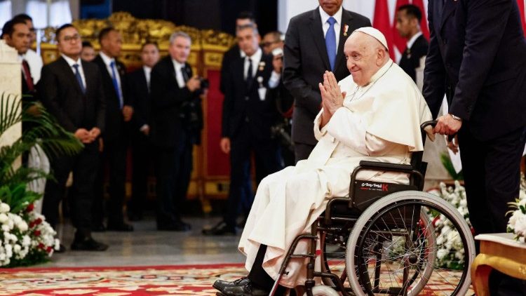 Среща с гражданските власти и дипломатическия корпус в Индонезия