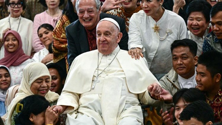 TOPSHOT-INDONESIA-VATICAN-RELIGION-POPE