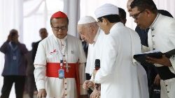 Đức Hồng y Ignatius Suharyo tháp tùng Đức Giáo hoàng Phanxicô trong chuyến Tông du tại Indonêsia, ngày 5/9/2024.