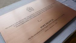 Eine von Papst Franziskus unterzeichnete Plakette zum Gedenken an seinen Besuch im "Tunnel der Freundschaft" zwischen Moschee und Kathedrale in Jakarta
