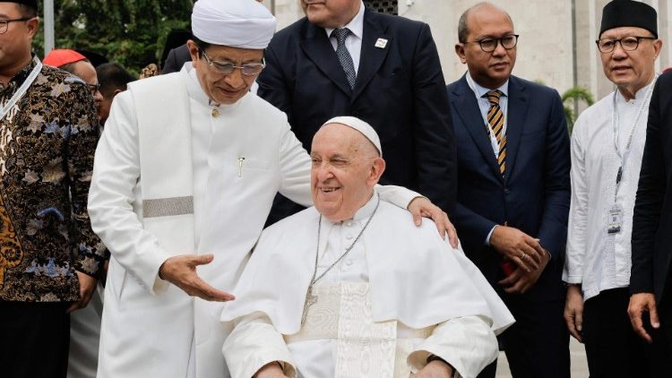 Papa me Imamin e xhamisë Istiqlal