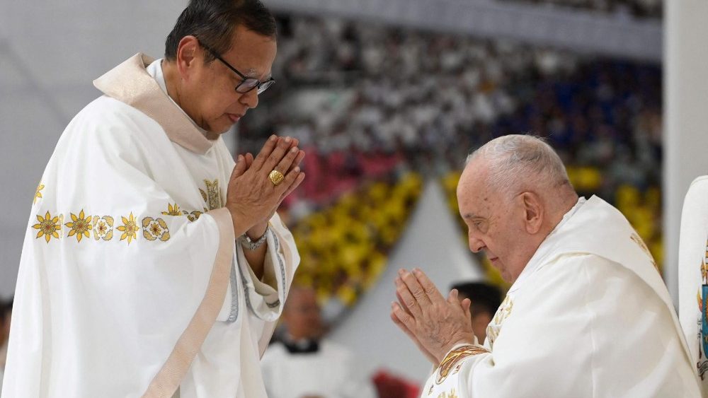 Kardinal Ignatius Suharyo (links) mit Papst Franziskus (rechts)  bei der Papstmesse am 5.9.  im „Gelora Bung Karno“-Stadion 