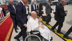 जकार्ता के सोएकरनो-हट्टा अंतर्राष्ट्रीय हवाई अड्डे पर इंडोनेशिया से विदा लेते संत पापा फ्राँसिस