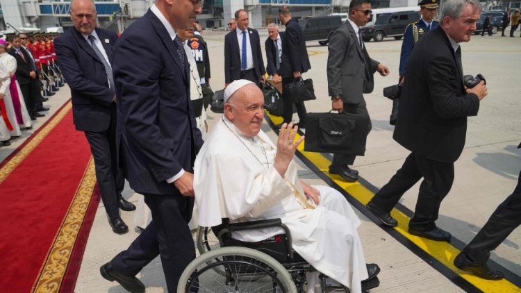 जकार्ता के सोएकरनो-हट्टा अंतर्राष्ट्रीय हवाई अड्डे पर इंडोनेशिया से विदा लेते संत पापा फ्राँसिस