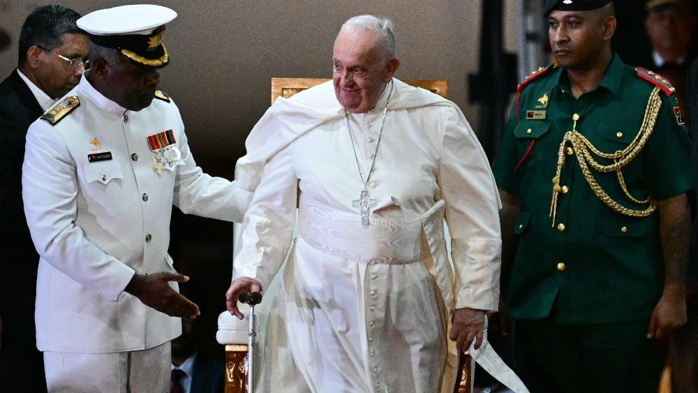 Цырымонія прывітання Папы ў аэрапорце Порт-Морсбі