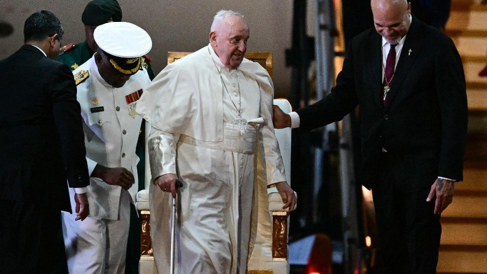 Цырымонія прывітання Папы ў аэрапорце Порт-Морсбі