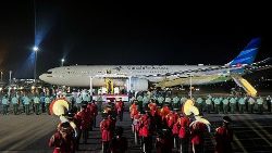 पोप का विमान पापुआ न्यू गिनी के हवाई अड्डे पर लैंड करते हुए