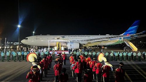 पोप फ्राँसिस पापुआ न्यू गिनी पहुँचे