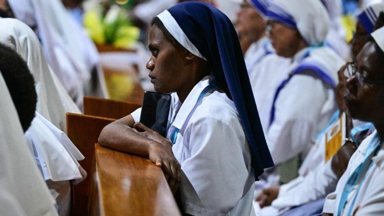 पापुआ न्यू गिनी में धर्मसंघियों से मिलते पोप फ्रांँसिस