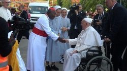 संत पापा फ्राँसिस धर्माध्यक्ष और धर्मबहनों से मिलते हुए