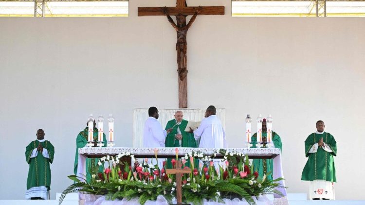 पापुआ न्यू गिनी में संत पापा फ्राँसिस का ख्रीस्तयाग 