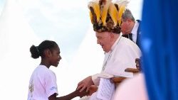 Papst Franziskus begrüßt ein Mädchen in Vanimo, Papua-Neuguinea