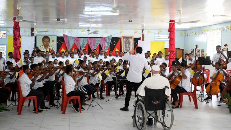 पापुआ न्यू गिनी के होली ट्रिनीटी स्कूल में, 08.09.2024