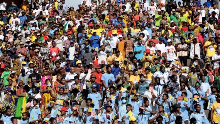 पोर्ट मोरस्बी के स्टेडियम में युवाओं से मुलाकात