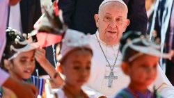 Францішак наведаў школу для дзяцей з інваліднасцю ў Дзілі