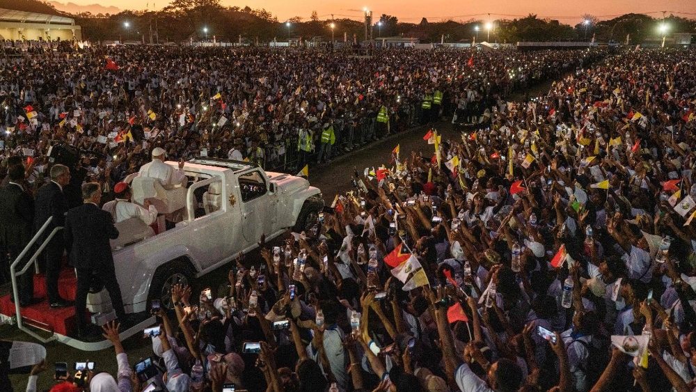 TOPSHOT-ETIMOR-VATICAN-POPE-RELIGION