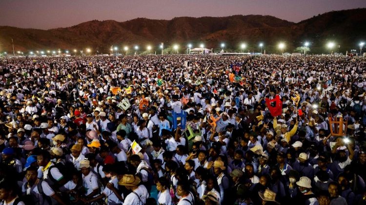 तिमोर लेस्ते में ख्रीस्तयाग में भाग लेते विश्वासी