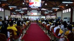 कंवेन्शन सेंटर में युवाओं से मुलाकात करते संत पापा फ्राँसिस