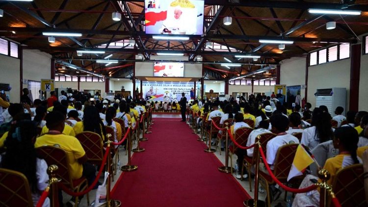 कंवेन्शन सेंटर में युवाओं से मुलाकात करते संत पापा फ्राँसिस