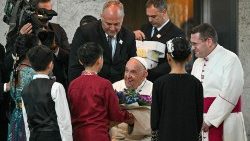 新加坡-教宗在机场受到欢迎