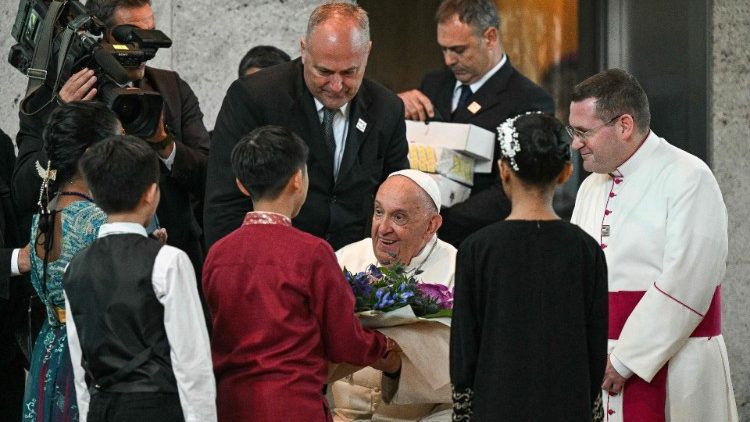 新加坡-教宗在机场受到欢迎