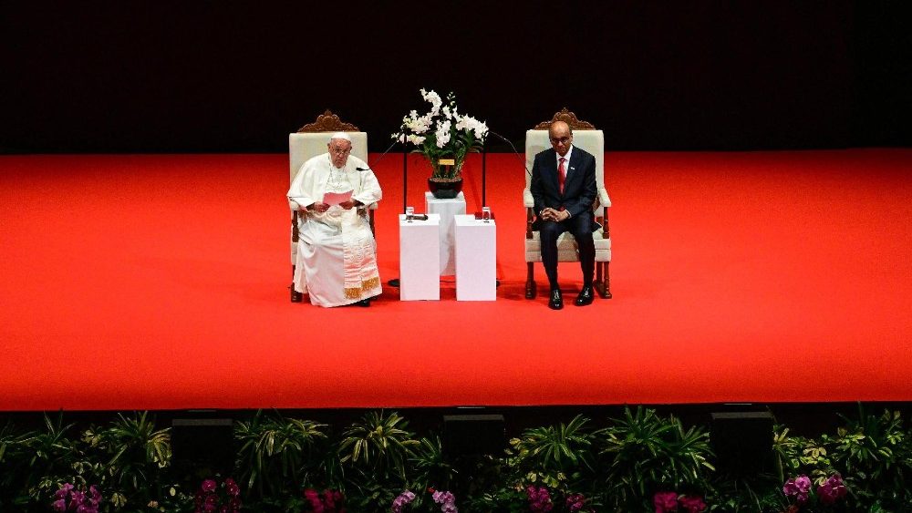 TOPSHOT-SINGAPORE-VATICAN-POPE-RELIGION