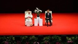 TOPSHOT-SINGAPORE-VATICAN-POPE-RELIGION